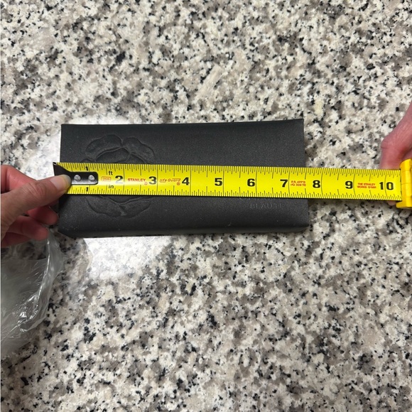 CHANEL Beauté Black Makeup Organizer with Embossed Floral Design - Picture 4 of 9